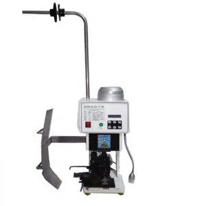  Puristan AC-liittimen kaapeliin kaapelin takaliittimen tekemistä.